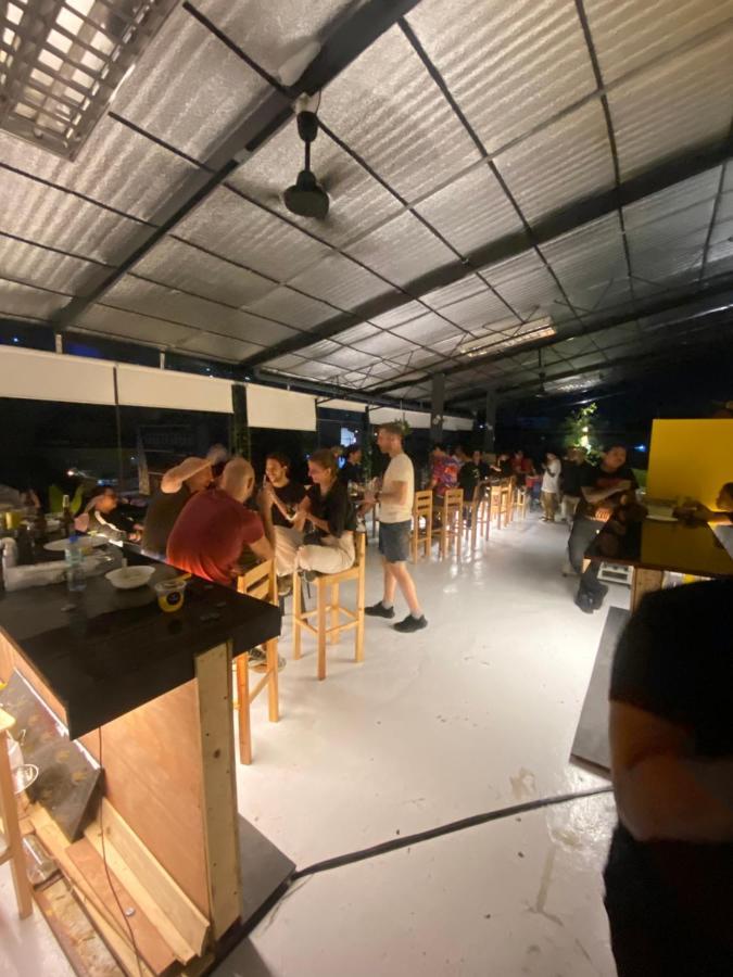 Lime Lite Manila Hostel Макати Экстерьер фото