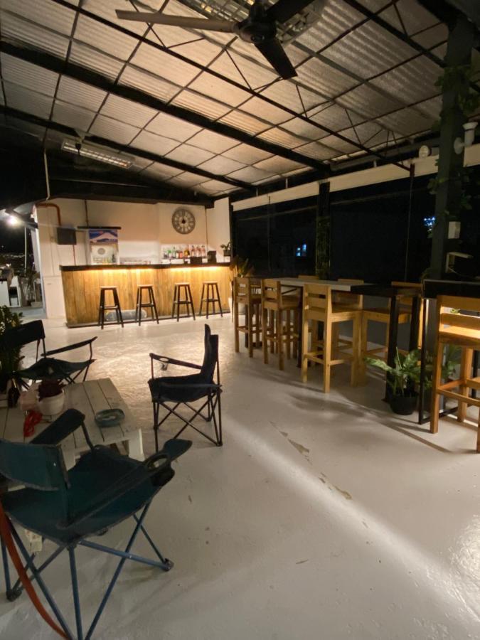 Lime Lite Manila Hostel Макати Экстерьер фото