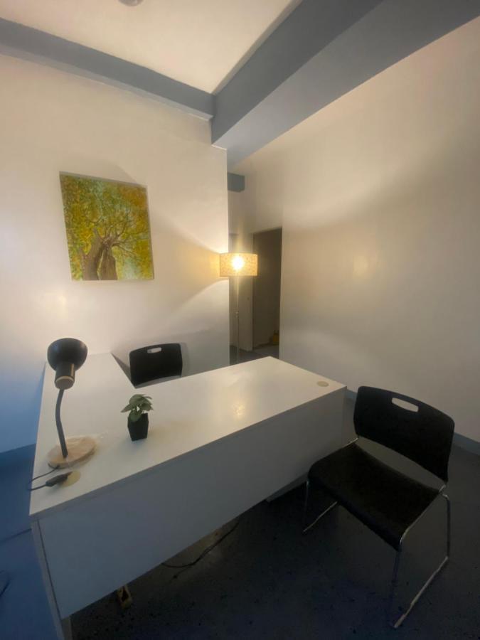 Lime Lite Manila Hostel Макати Экстерьер фото